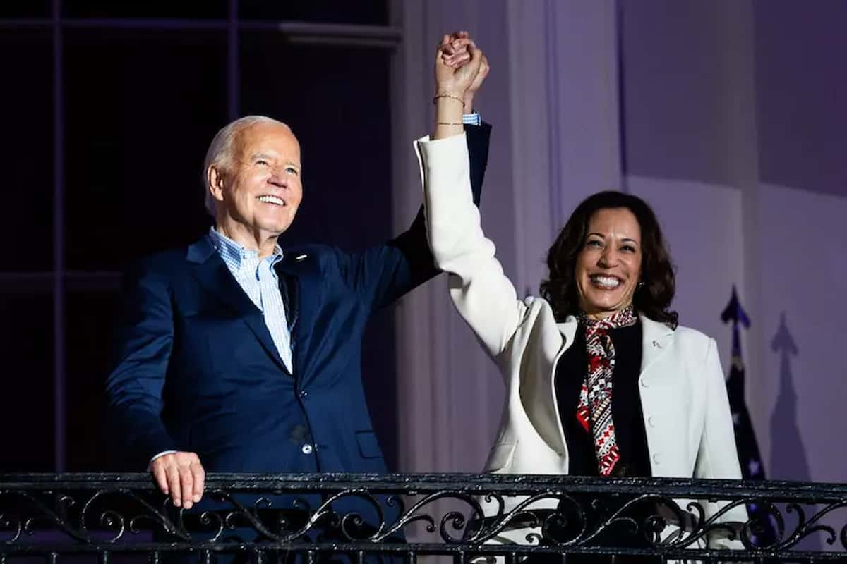 Kamala Harris con Joe Biden che la designa successore con le braccia unite e alzate