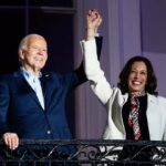 Joe Biden alza la mano di Kamala Harris in segno di sostegno