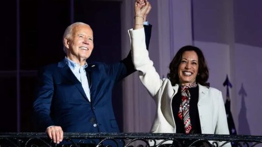 Joe Biden alza la mano di Kamala Harris in segno di sostegno