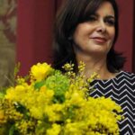 Laura boldrini con un mazzo di fiori, fu sostenitrice delle quote rosa