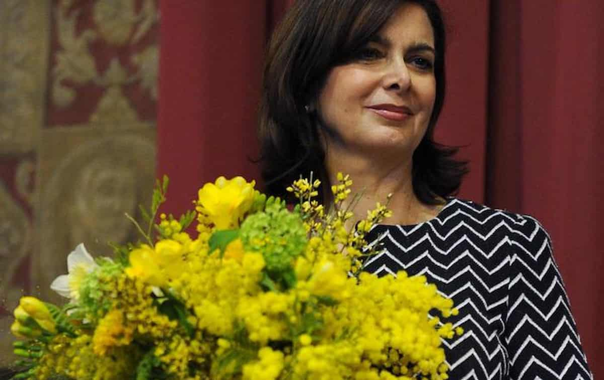 Laura boldrini con un mazzo di fiori, fu sostenitrice delle quote rosa