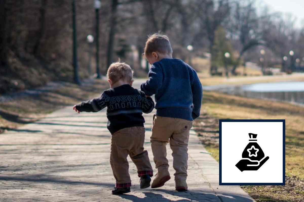 Due bimbi che passeggiano mano nella mano