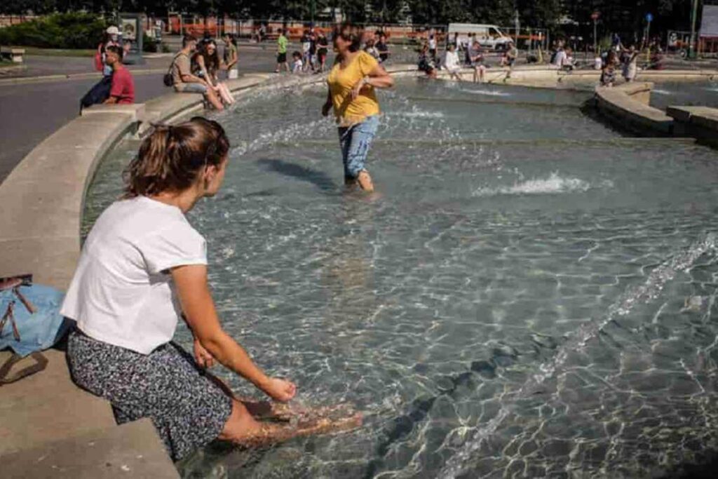 persone che cercano ristoro in una fontana