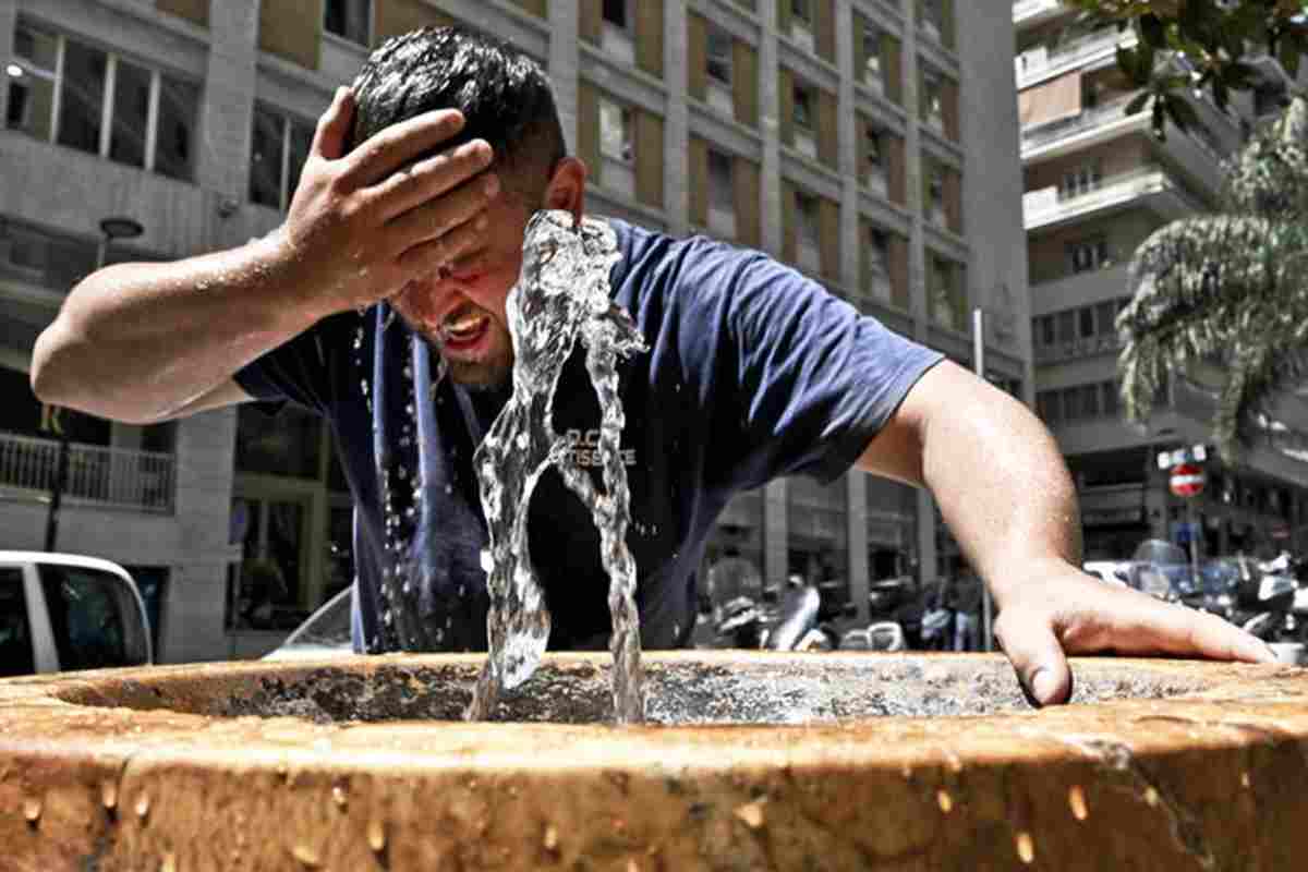 Un turista lotta a fatica contro il caldo