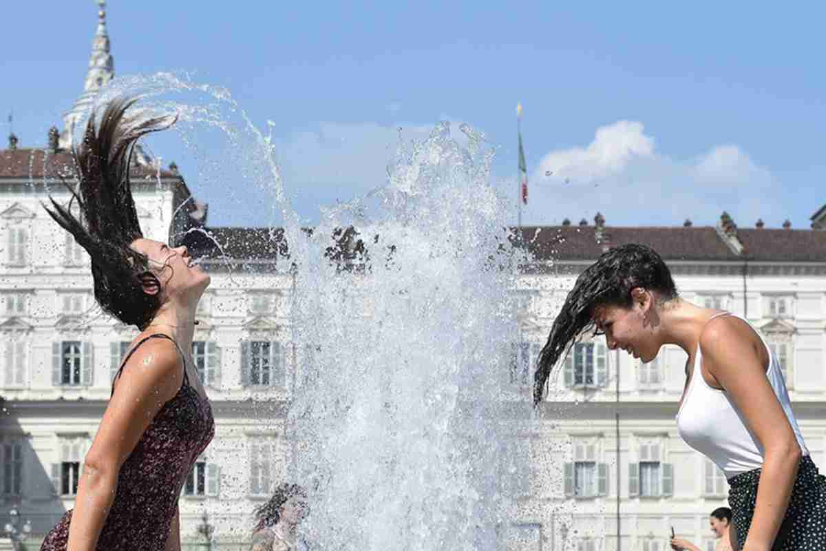 Turisti alle prese con il caldo