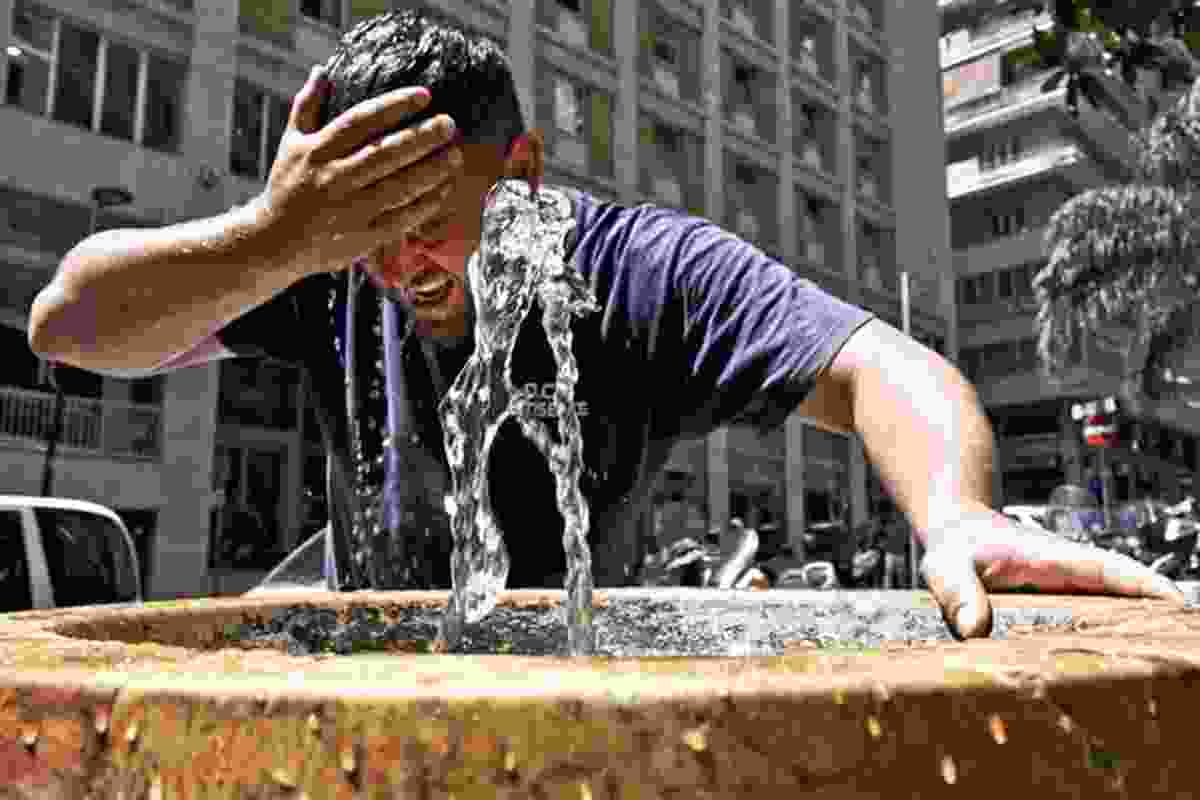 Un turista che lotta contro il caldo