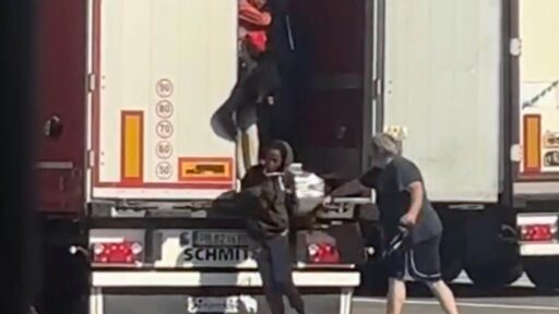 Il camionista che prende a frustate i migranti