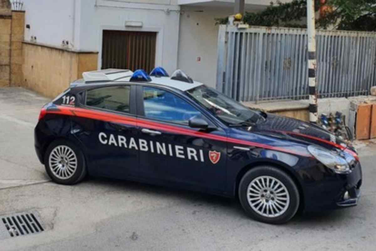 un'auto dei carabinieri