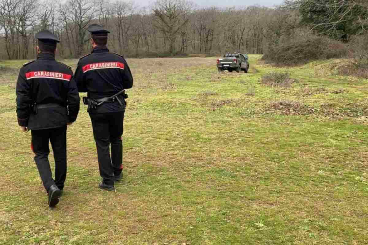 carabinieri durante un perlustramento