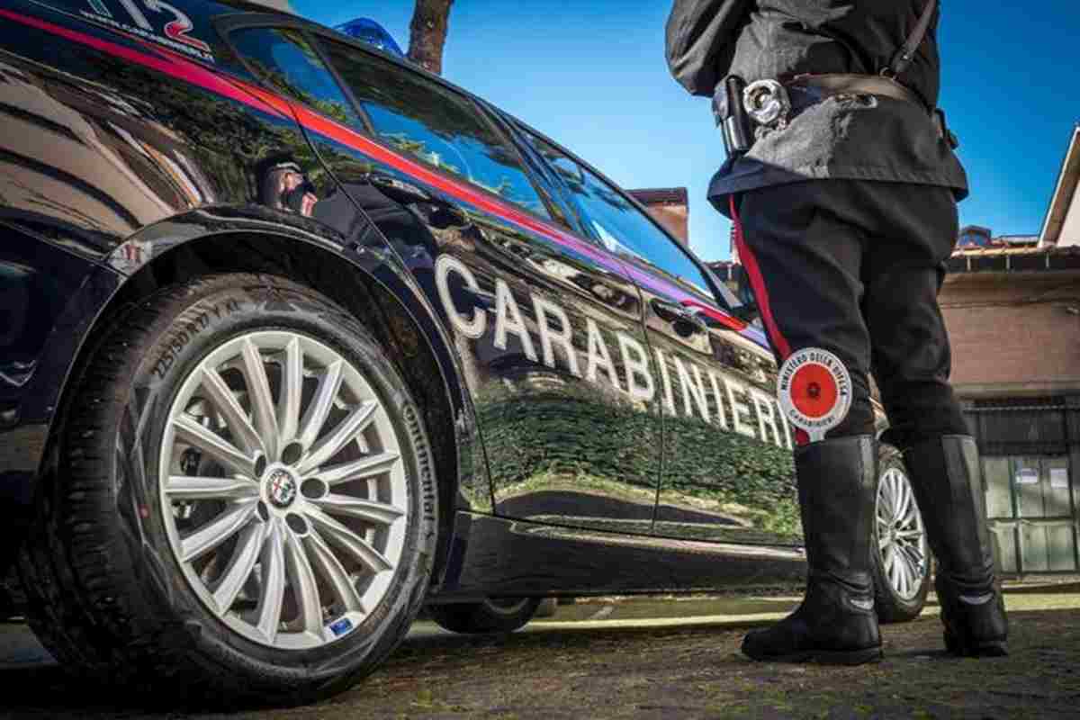 Una foto di una macchina dei carabinieri