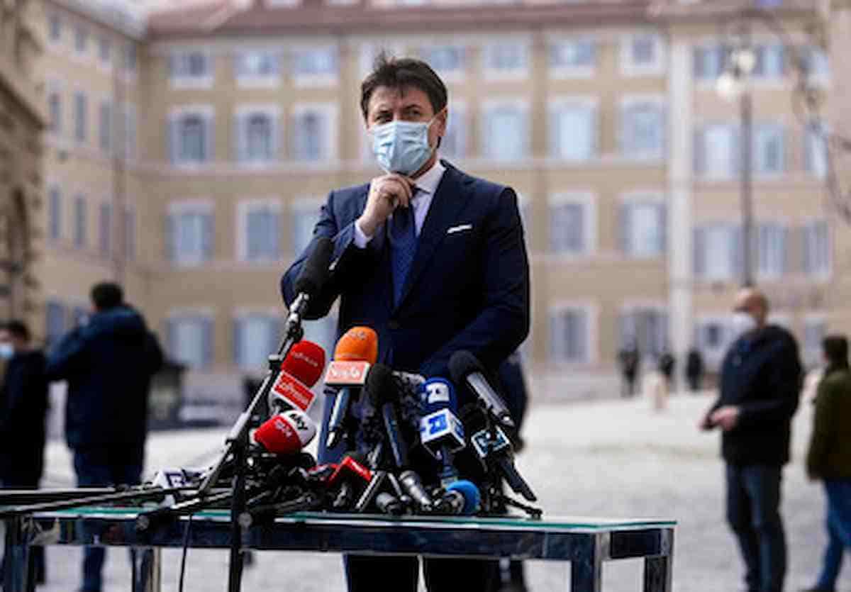 Giuseppe Conte con mascherina il giorno delle dimissioni da premier