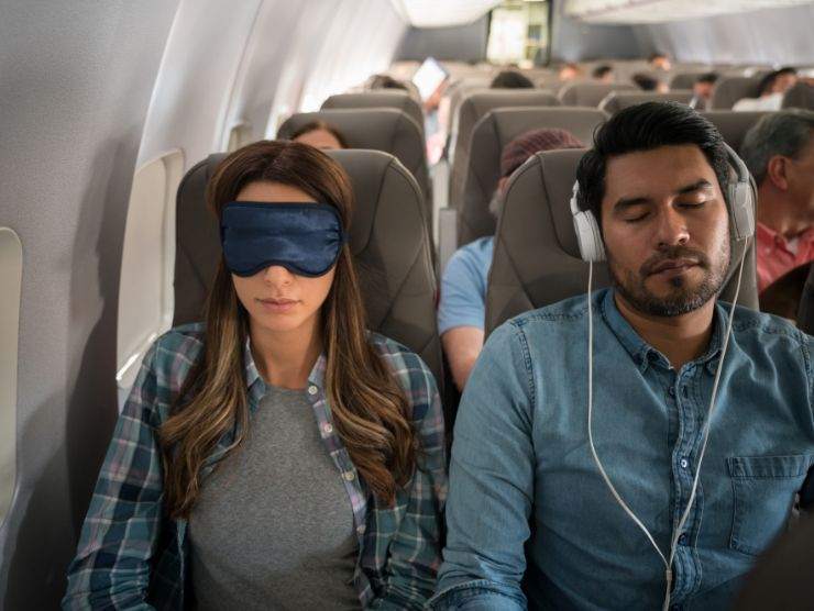 coppia che dorme in aereo