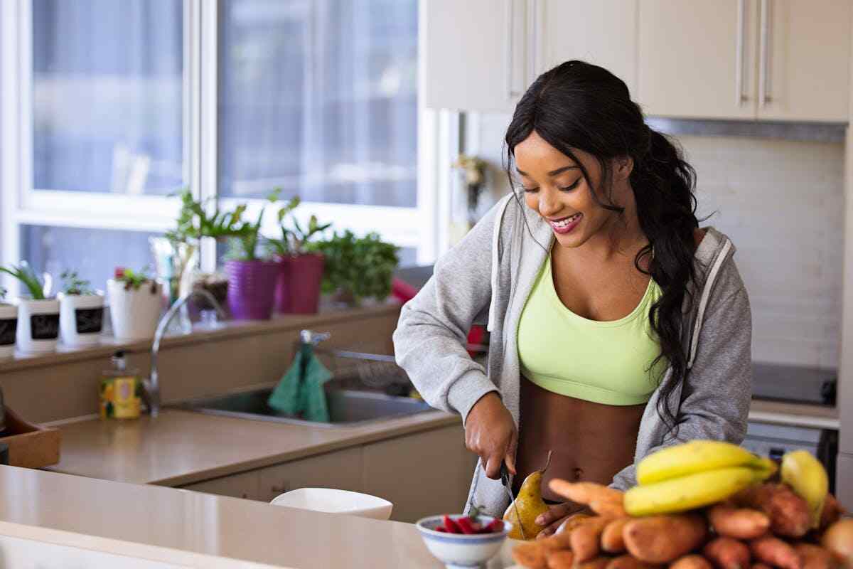 giovane donna cucina cibo sano