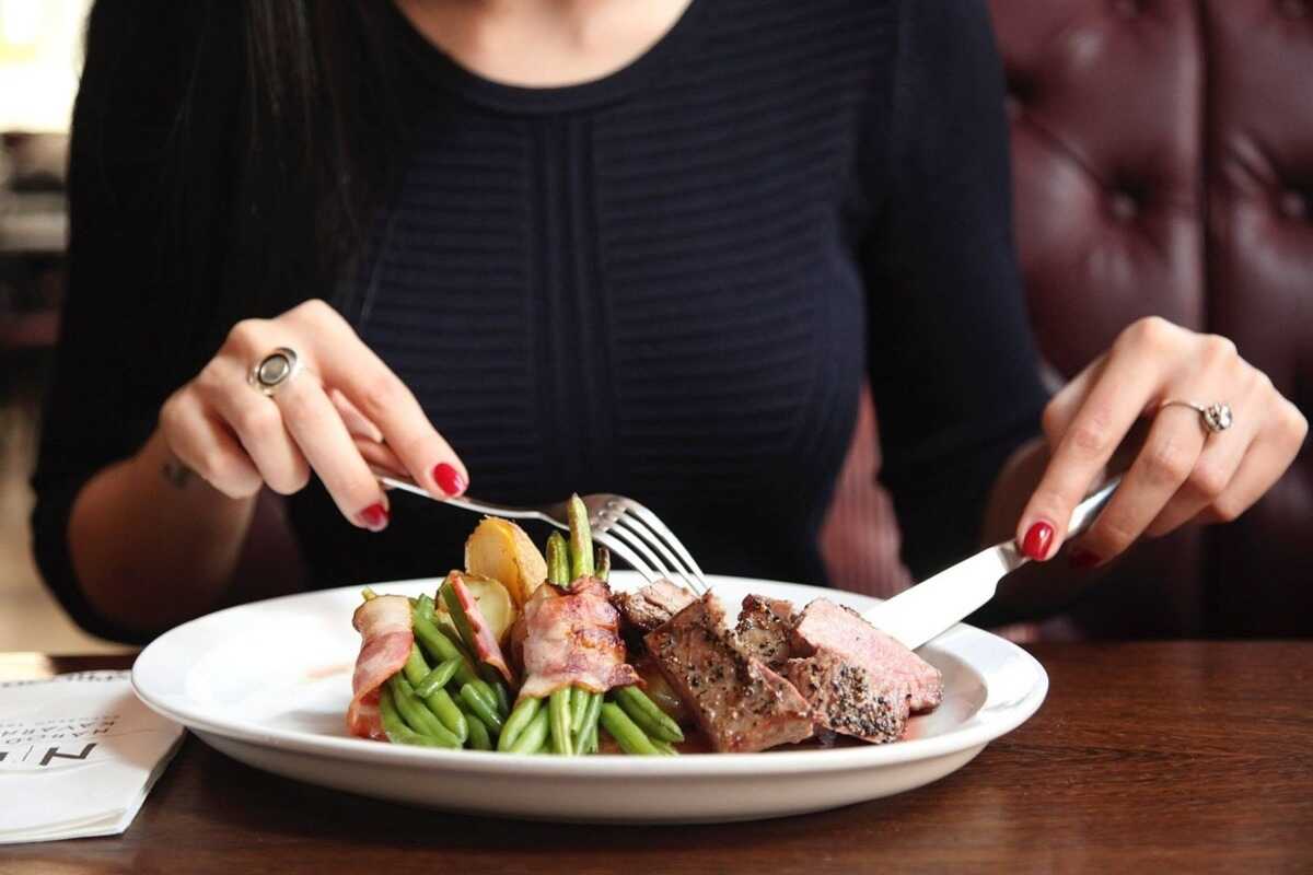 donna mangia un piatto di cibo sano