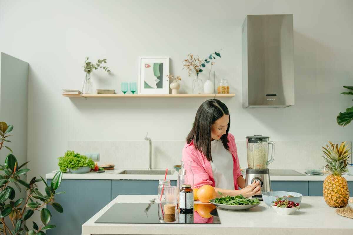 donna prepara un pranzo sano