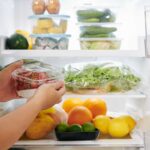 donna ripone frutta nel frigo
