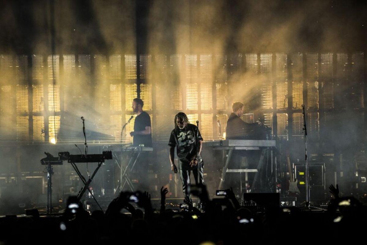 I Massive Attack sul palco durante un concerto