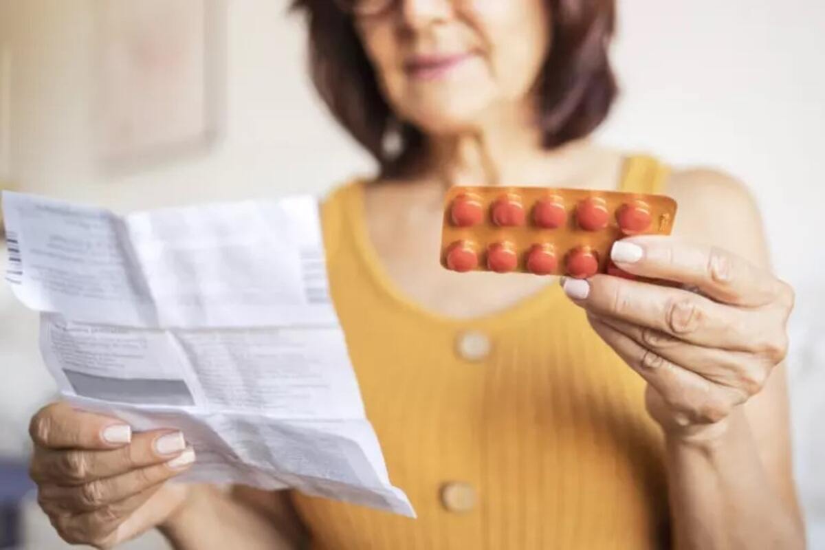 donna legge il foglietto illustrativo di un farmaco