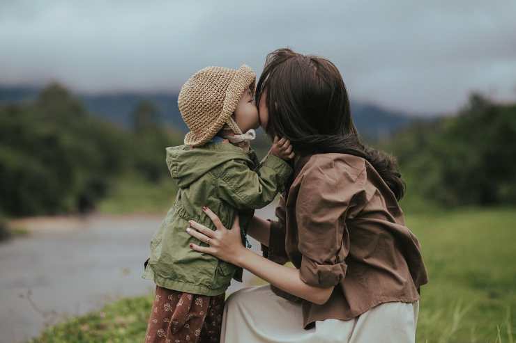 Un bambino bacia la madre