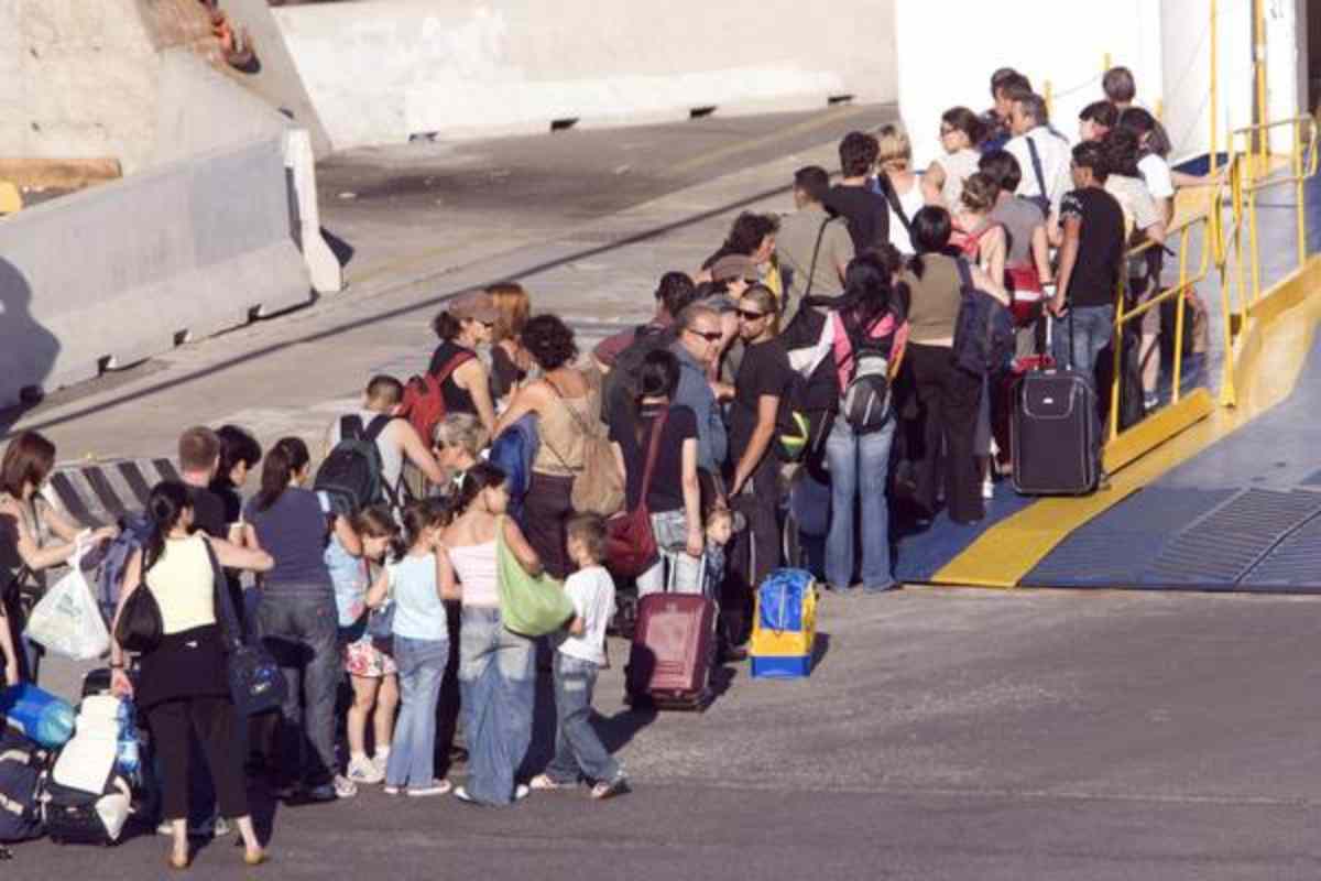 fila per il traghetto