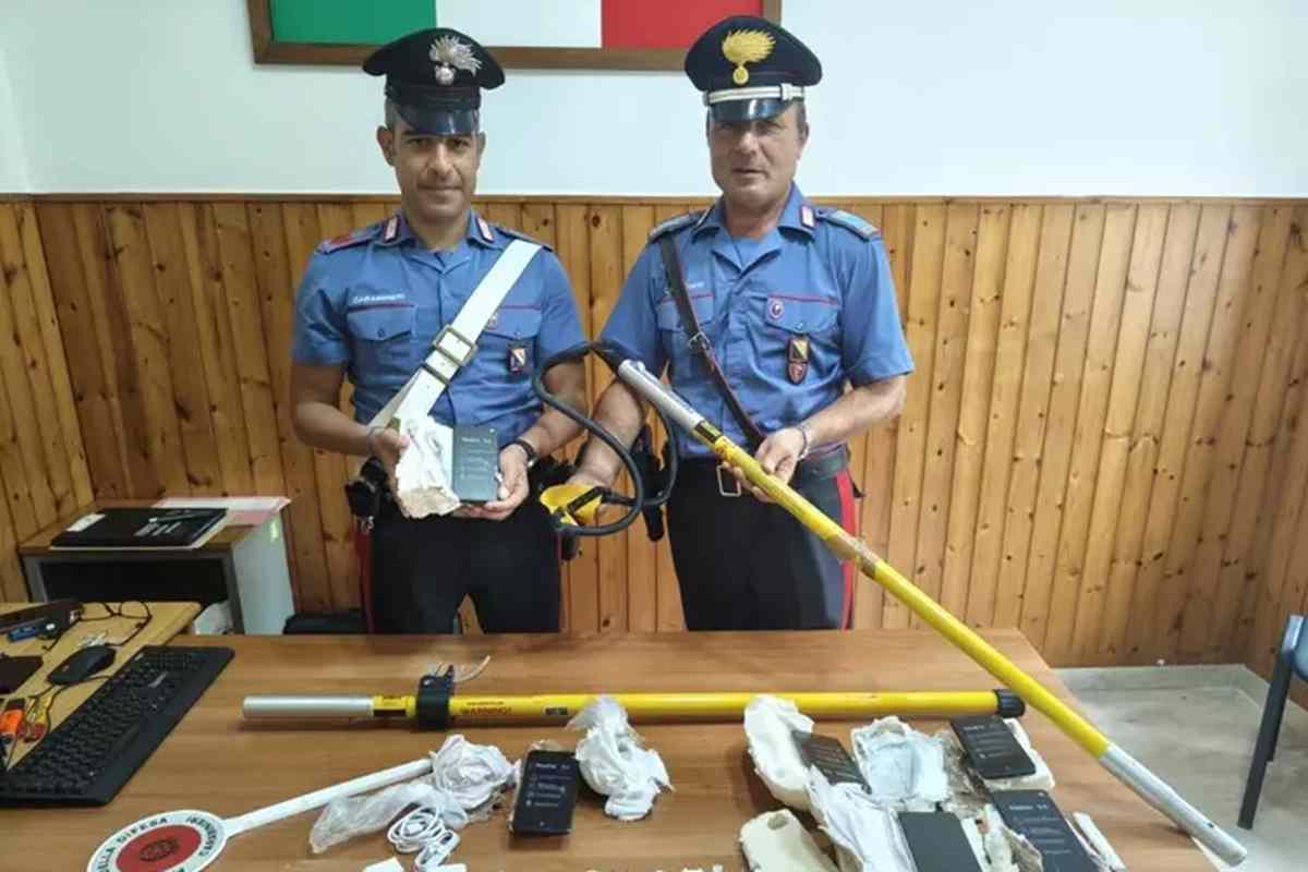 I carabinieri mostrano la fionda gigante