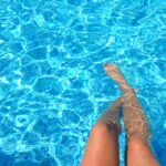 gambe in piscina