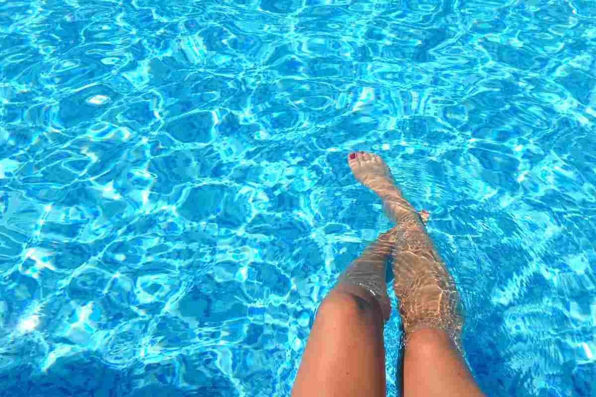 gambe in piscina