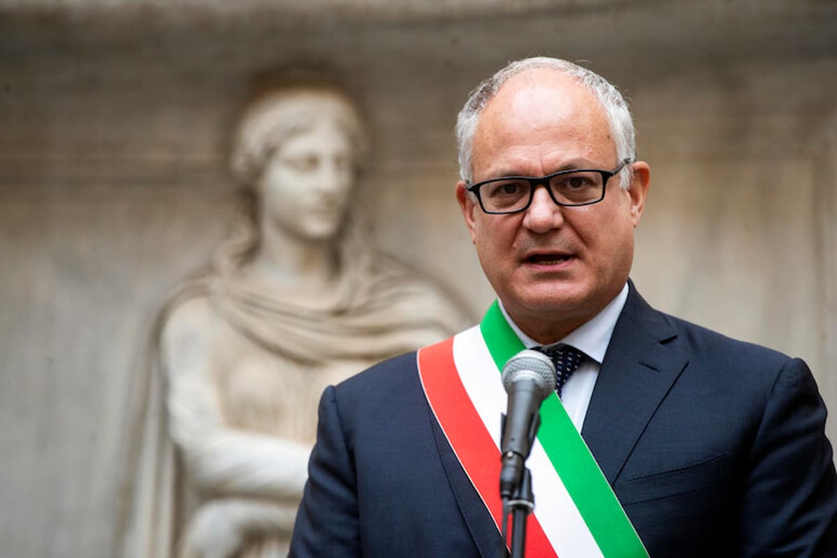 Roberto Gualtieri, sindaco di Roma, con fascia tricolore parla al  microfono in Campidoglio