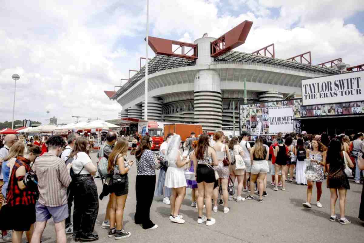 i fan al concerto di taylor swift a milano