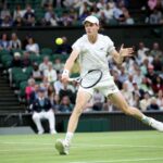 jannik sinner durante una partita a wimbledon