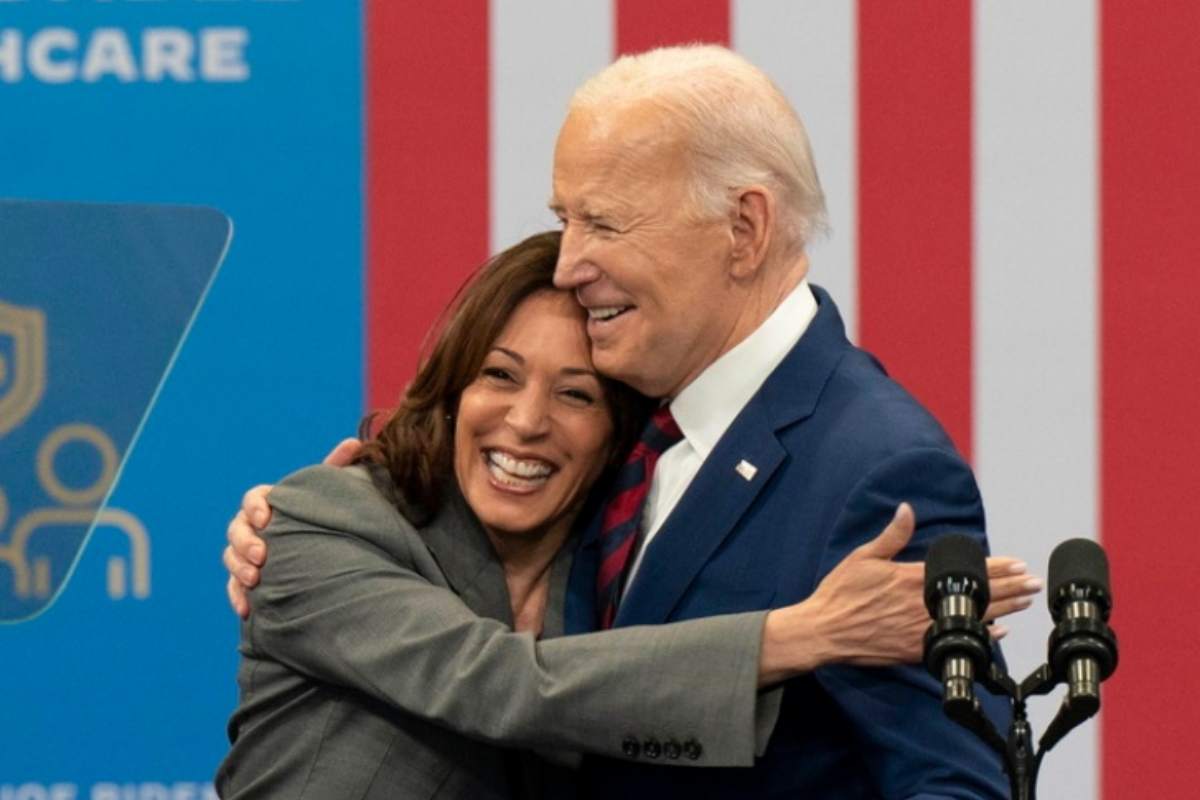 kamala harris abbraccia biden