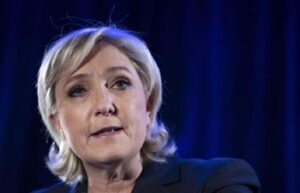 Marine Le Pen parla a un comizio, è la vincitrice delle elezioni in Francia