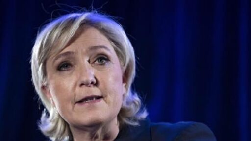 Marine Le Pen parla a un comizio, è la vincitrice delle elezioni in Francia