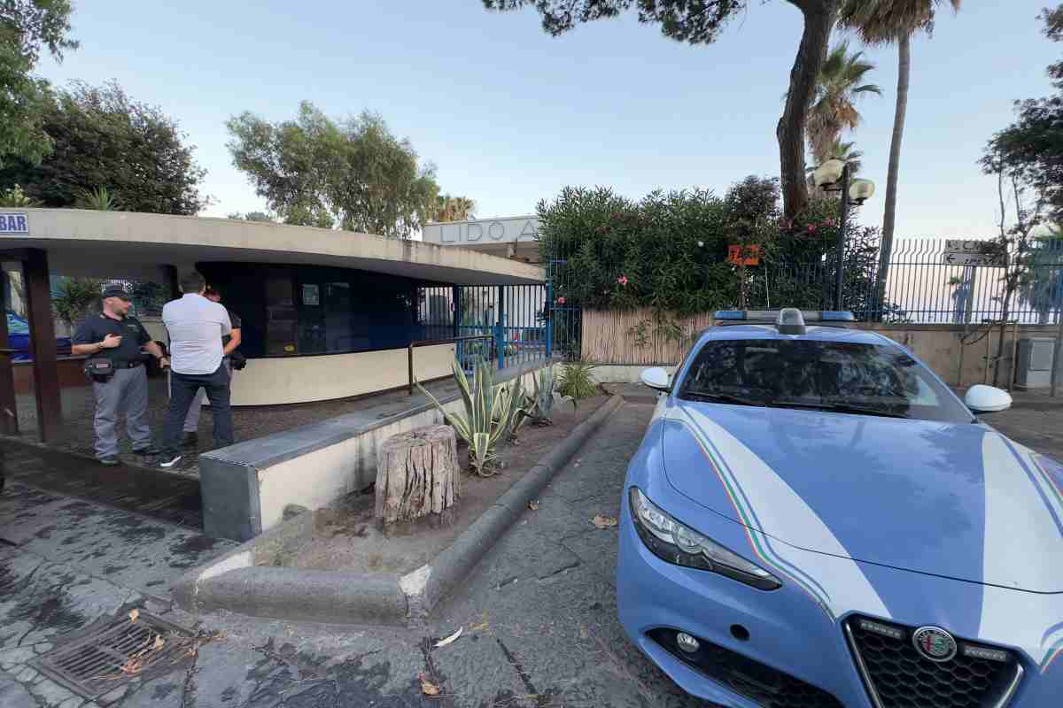 polizia al lido azzurro a torre annunziata