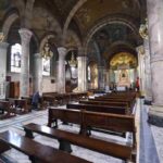 l'interno di una chiesa