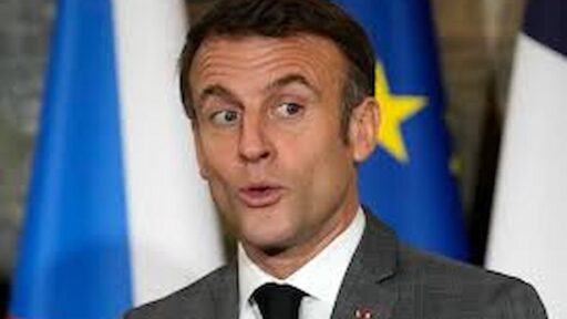 Emmanuel Macron, presidente della Francia, durante un comizio con una espressione furba