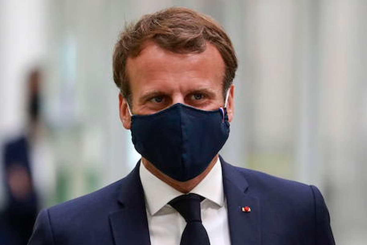 Emmanuel Macron con mascherina, giacca e cravatta: ha vinto le elezioni in Francia