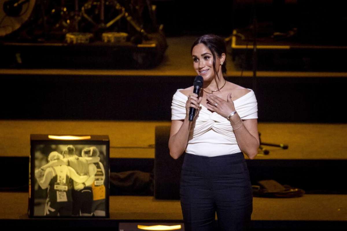 meghan markle durante uno spettacolo