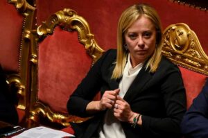 Giorgia Meloni in giacca nera ai banchi del governo in parlamento, ha guidato la destra alla vttoria