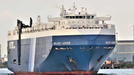 Una nave dirottata dal Mar Rosso dagli Houthi, così salgono i prezzi
