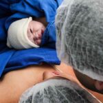 Genitori che guardano il neonato dopo il parto