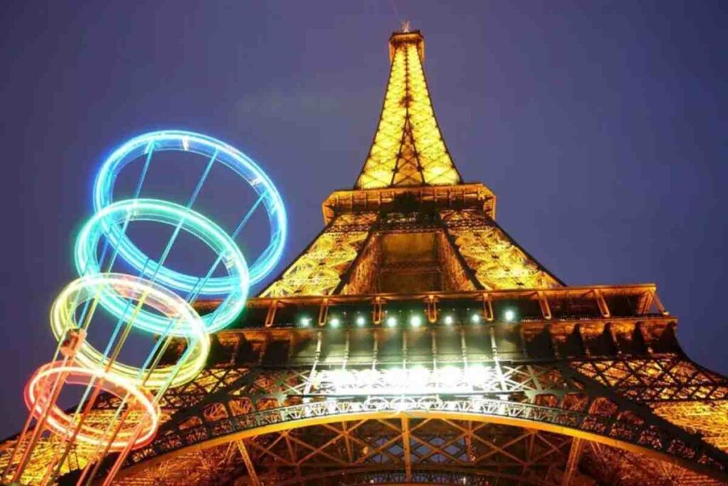 La torre eiffel pronta per le olimpiadi