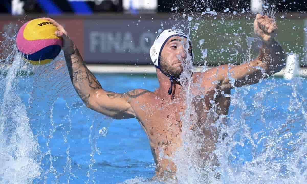 Giocatore della nazionale di pallanuoto mentre sta per tirafe ESORDIO VITTORIOSO ALLE OLIMPIADI