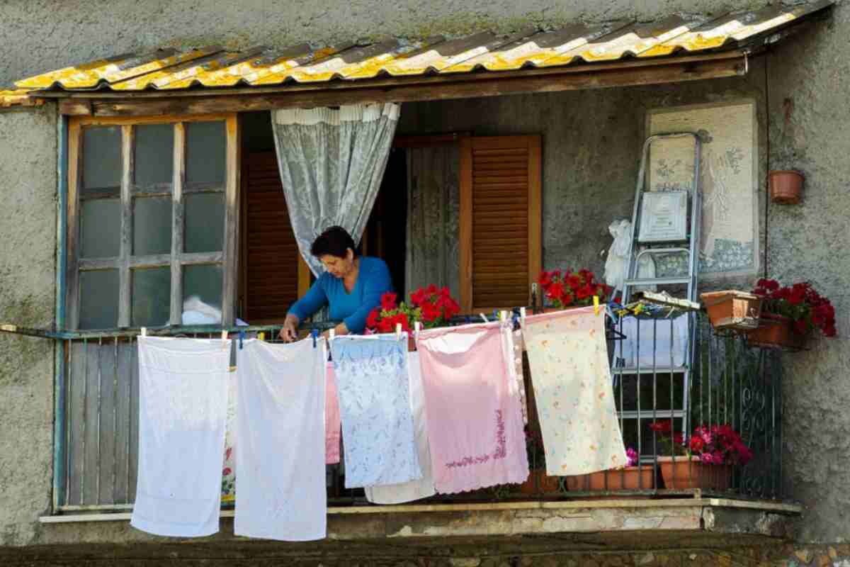 Una donna che stende i panni