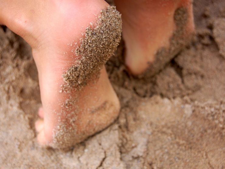 piedi sporchi di sabbia