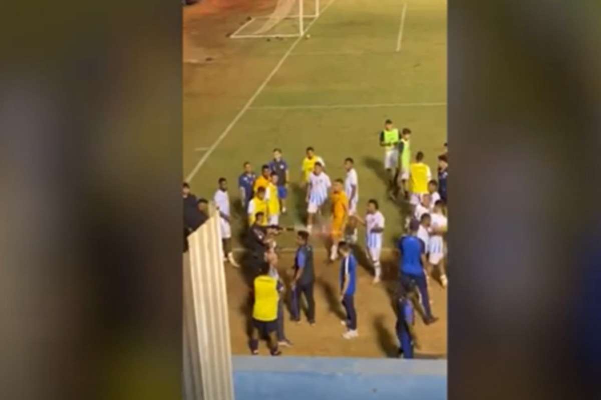 Il poliziotto spara alla gamba del portiere