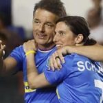 Renzi e Schlein abbracciati durante la partita di pallone