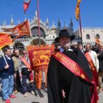 Raduno a Venezia in piazzaSan Marco di militanti con bandiere e striscioni