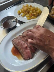 preparazione della carne alla mongola. fondamentale è la scodella con la salsa