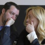 Matteo Salvini parla con Giorgia Meloni coprendosi la bocca